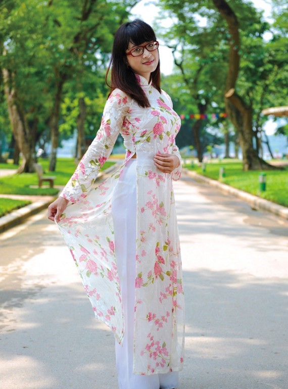 柄が入った白いアオザイを着たベトナム人女性